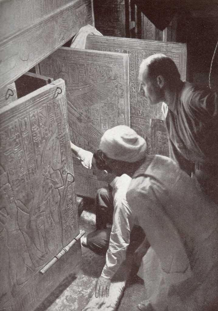 Carter y ayudantes abriendo la cámara de la tumba del rey Tutankamón